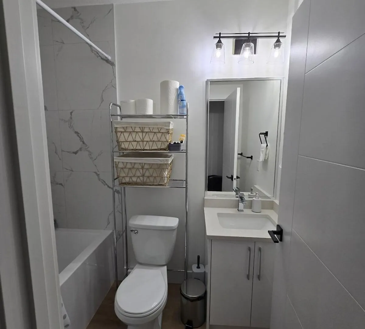 Amazing 2-Bedroom House With Wifi In Эдмонтон